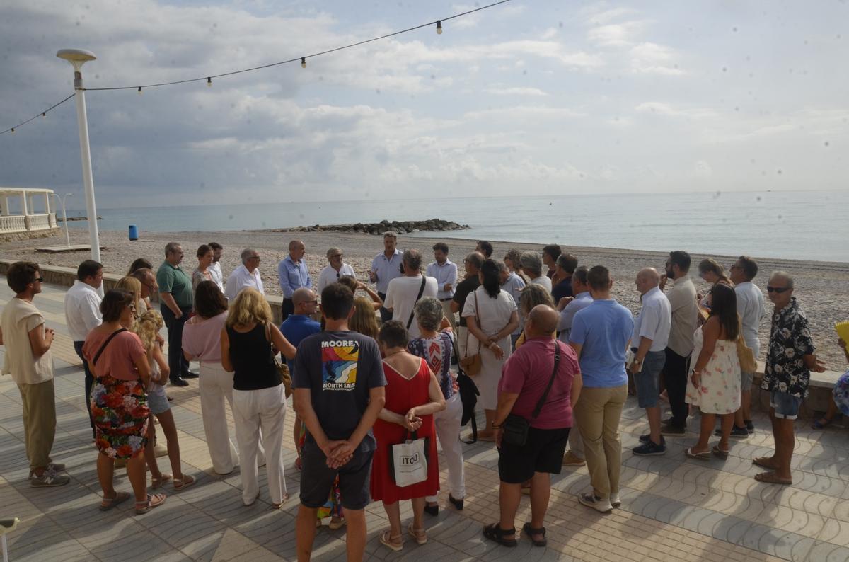 Martínez Mus se ha reunido en la playa de Moncofa con vecinos afectados por los deslindes de la costa.
