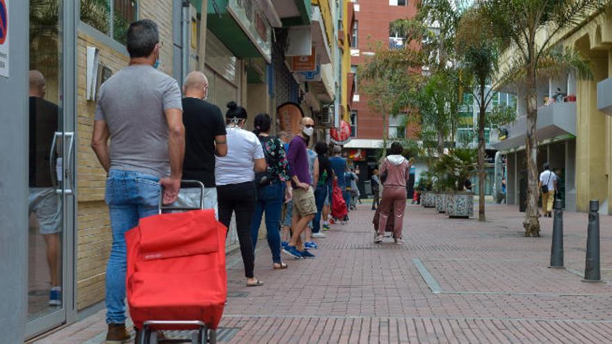 Cola para entrar en un supermercado de la capital grancanaria durante la etapa de confinamiento.