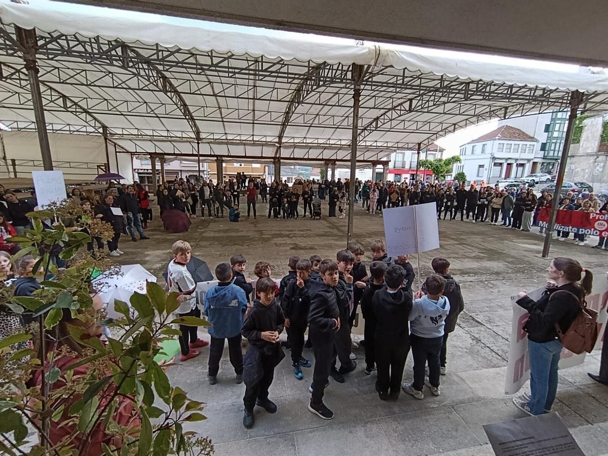 Asistentes a la movilización en Vila de Cruces.