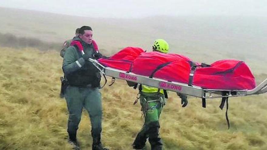 La travesía a pie por alta montaña que realizaron los rescatadores del piloto fallecido.   | // GC  