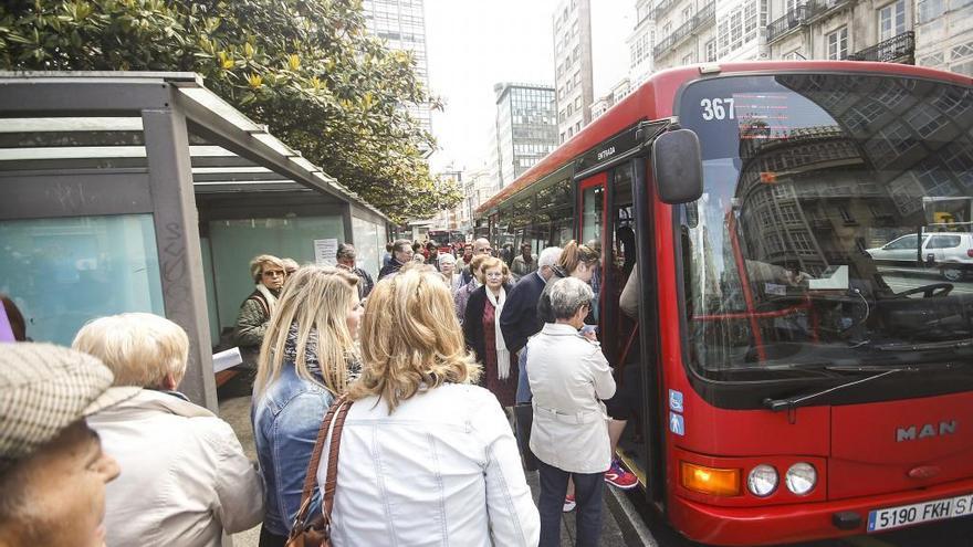 Usuarios del bus urbano en la parada de plaza de Pontevedra.