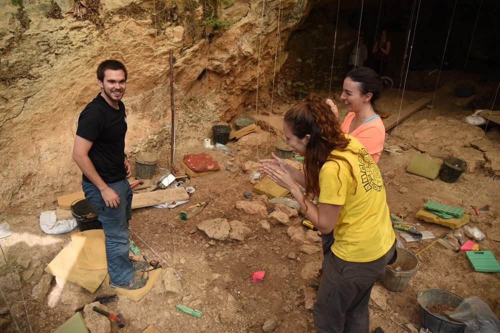 Fotos de la campanya d'excavacions d'enguany a les coves de les Teixoneres de Moià. S'hi han trobat tres dents de neandertal, una d'adult.