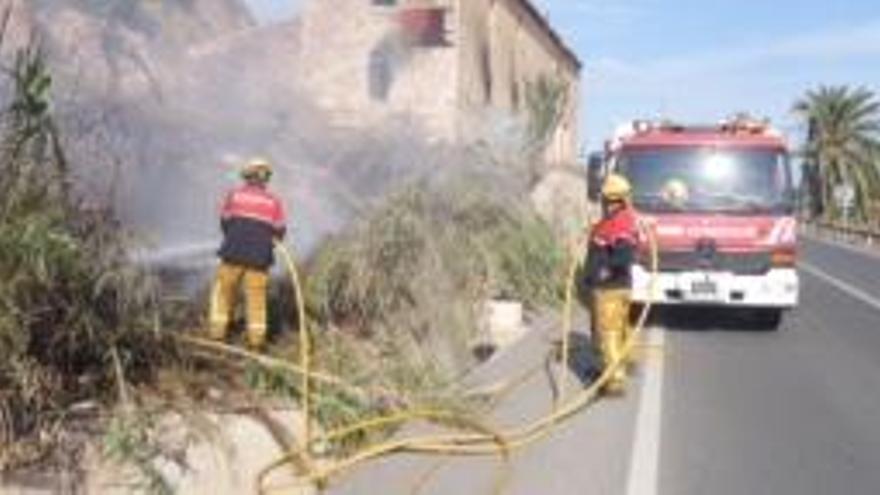 Los Bomberos llevan horas trabajando en la extinción de fuego