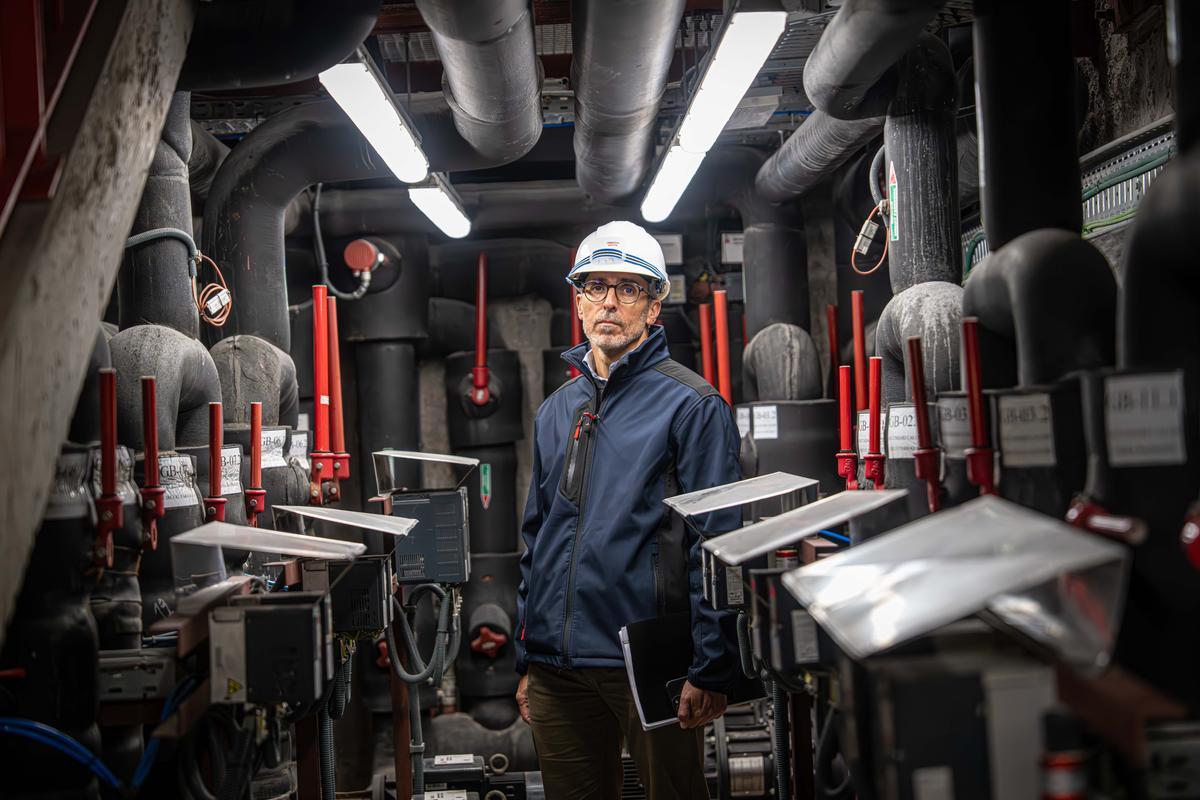 Umberto Viotto, arquitecto adjunto de la Sagrada Família, en la sala de climatización situada en el sótano