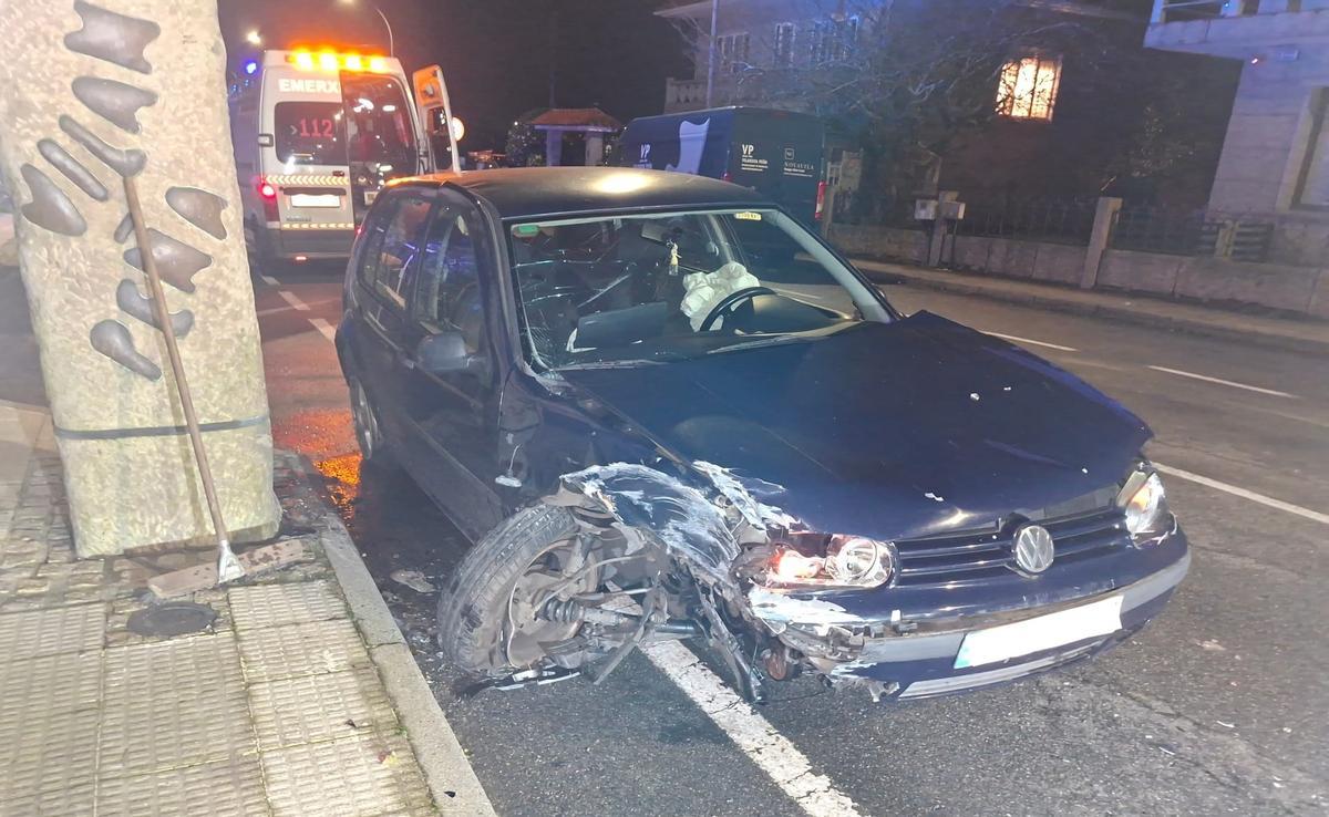 El vehículo tras el accidente en Ribadumia