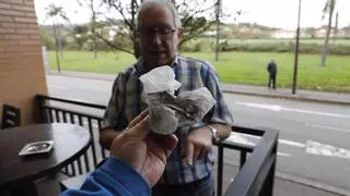 Ventanas y coches "negros", limpieza diaria, problemas de salud... la zona más afectada de Gijón por la contaminación urge "soluciones reales" contra la polución: "Estamos hartos"