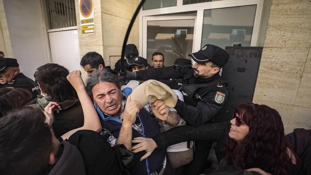 Cargas policiales durante el desahucio de una familia en Palma