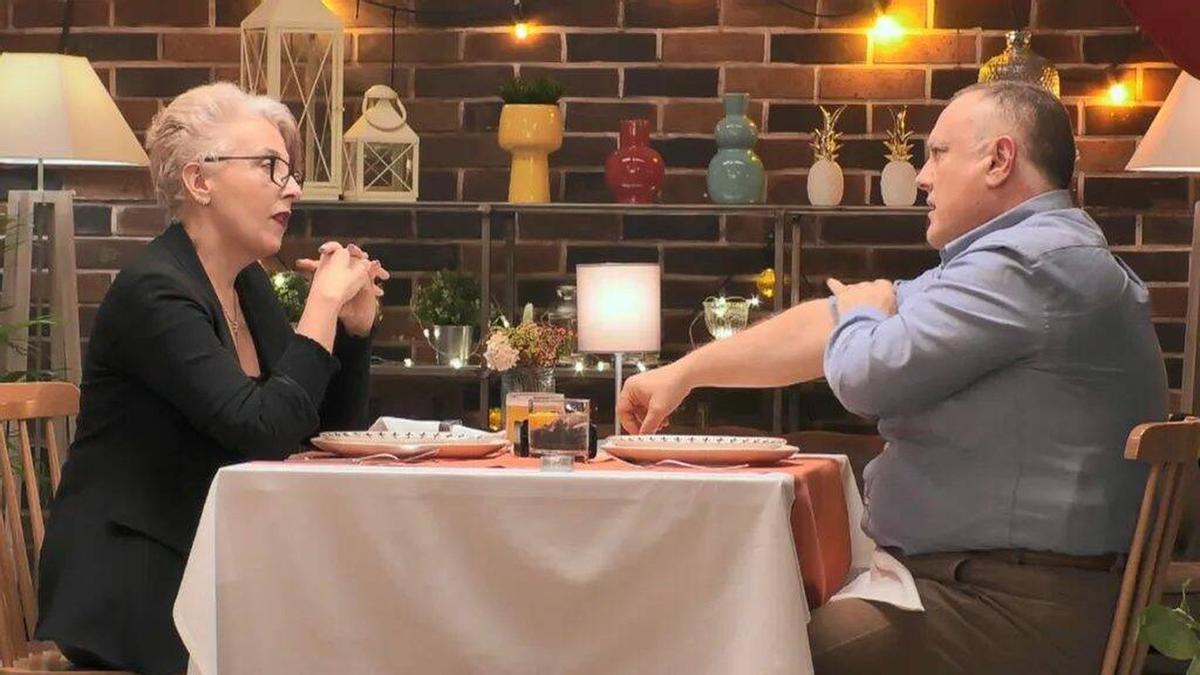 Captura de pantalla de Isamel y Rosa en la mesa de 'First dates'.