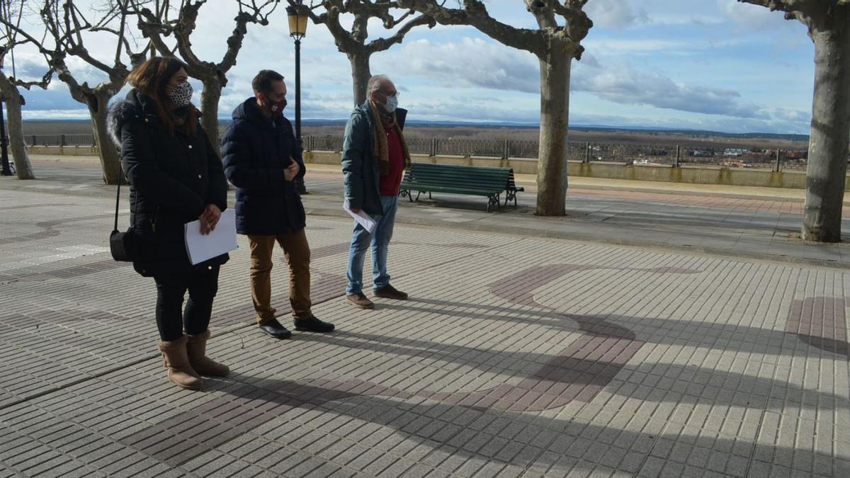 La concejala de Urbanismo, Sandra Veleda, junto al alcalde, Luciano Huerga, y el edil de Turismo, José Mariño, en los Paseos de la Mota. | E. P.