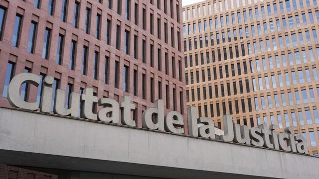 Exterior de la Ciutat de la Justícia de Barcelona, on ahir va declarar la mare del nadó maltractat.  | MARC ASENSIO CLUPÉS