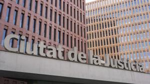 Exterior de la Ciutat de la Justícia de Barcelona, on ahir va declarar la mare del nadó maltractat.  | MARC ASENSIO CLUPÉS  