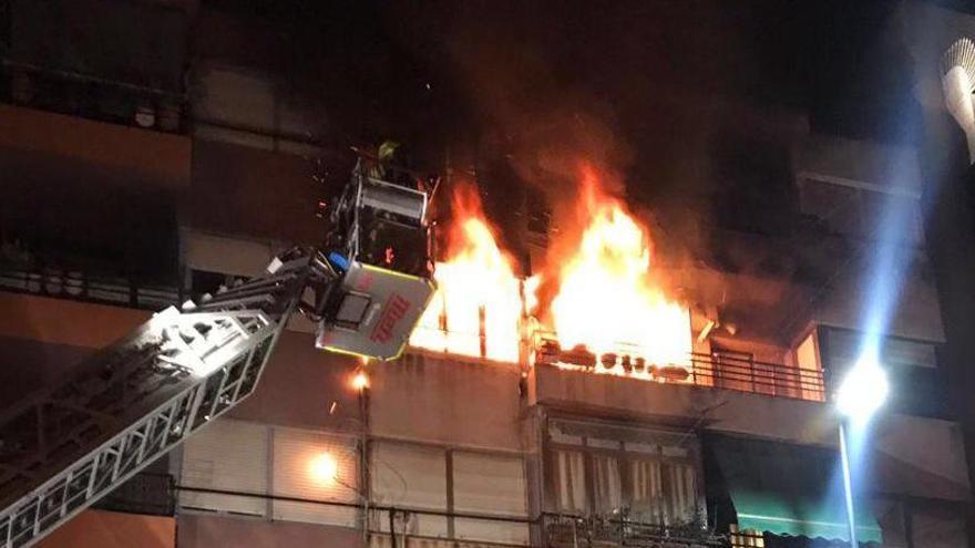 Los bomberos rescatan a una mujer y a sus dos perros de una casa en llamas