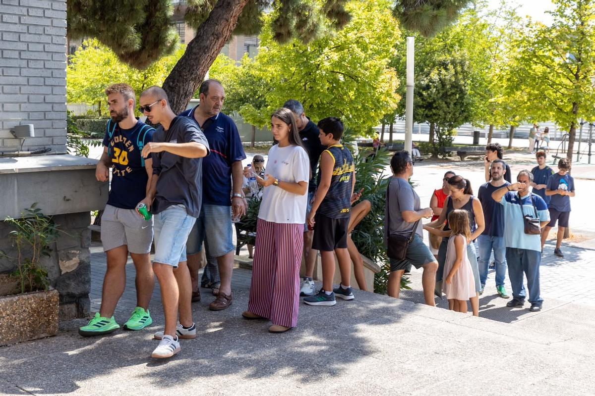 En imágenes | Largas filas en las oficinas del Real Zaragoza en el primer día de alta de nuevos abonados