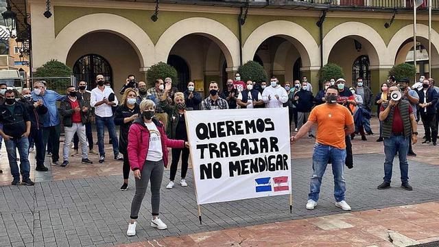 Los vendedores ambulantes, ayer, en la plaza del Ayuntamiento de Langreo.