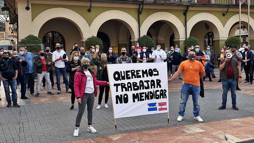 Los vendedores ambulantes, ayer, en la plaza del Ayuntamiento de Langreo.