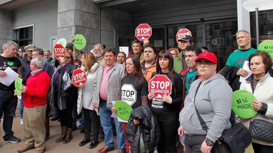 Encierro en la sede de la Empresa Municipal de la Vivienda por un desahucio