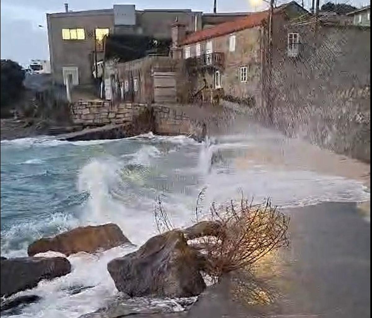 El mar, golpeando con fuerza ayer en el muelle de la isla de Ons. | FdV