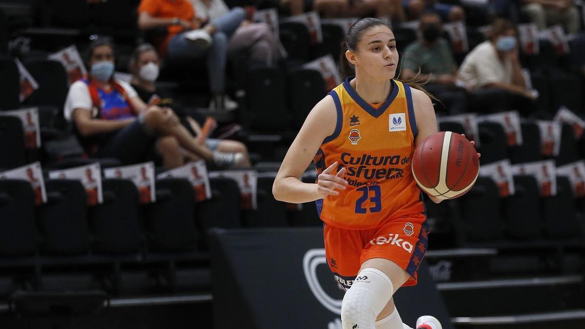 Claudia Contell, en un partido con el primer equipo del Valencia Basket