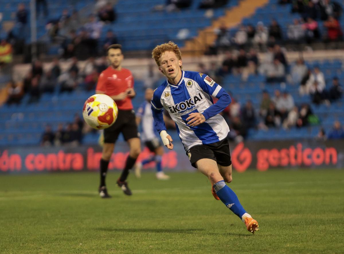 Jeremy de León persigue un balón en el Rico Pérez.