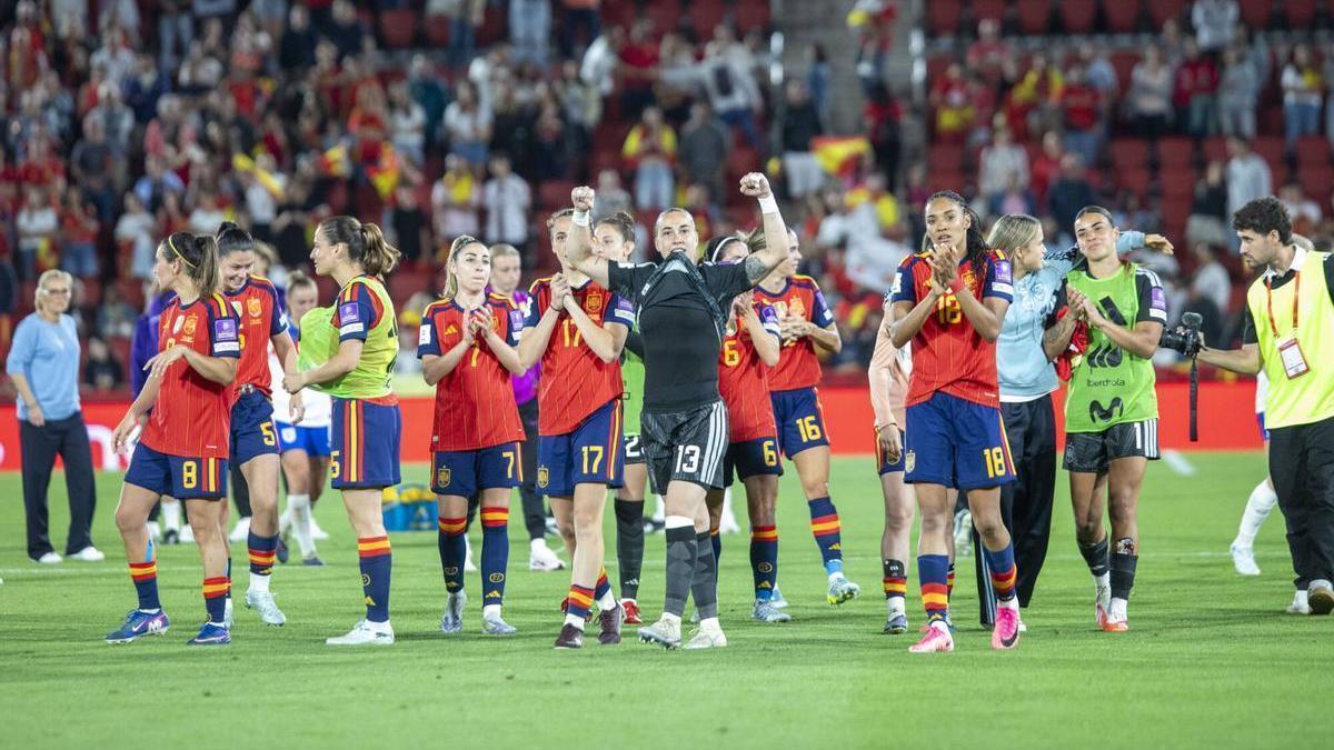 Las jugadoras de la selección agradecen a la afición su apoyo durante el partido en Son Moix