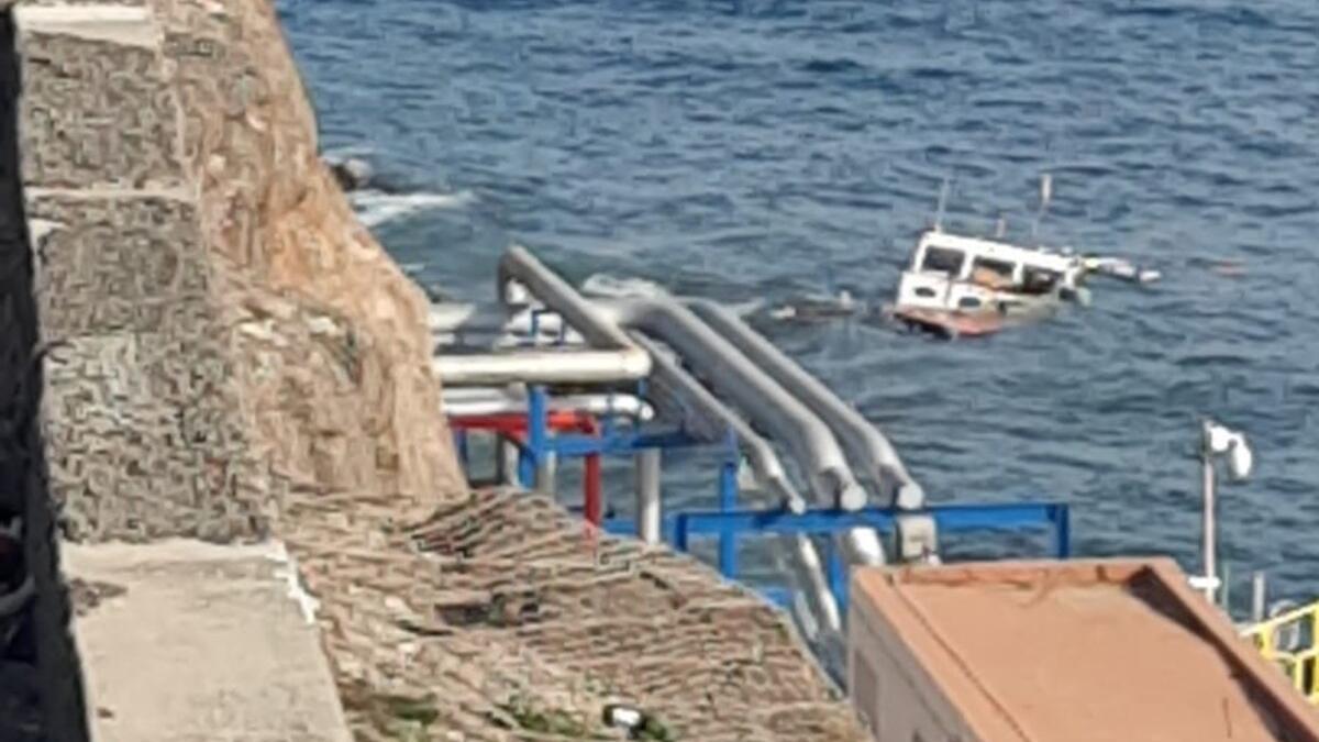 Embarcación hundida en el puerto de Salinetas, en el municipio de Telde.