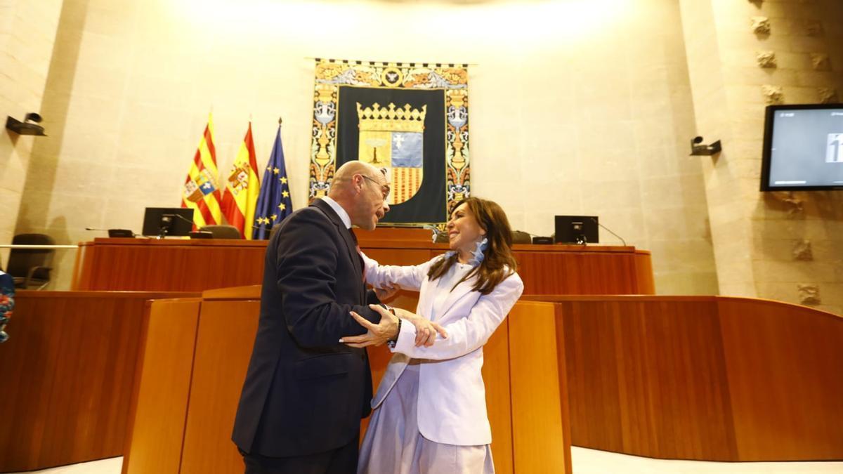 El vicepresidente de VOX, Jorge Buxadé, felicita a Marta Fernández en el hemiciclo.