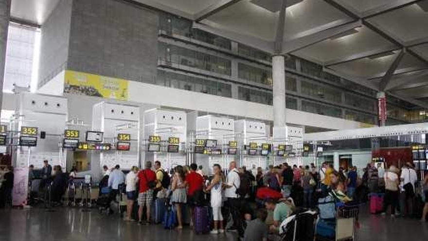 Viajeros en la Terminal 3 del aeropuerto.