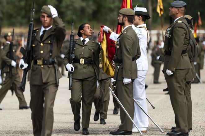 Multitudinaria jura de bandera en Cáceres, con récord de mujeres soldado