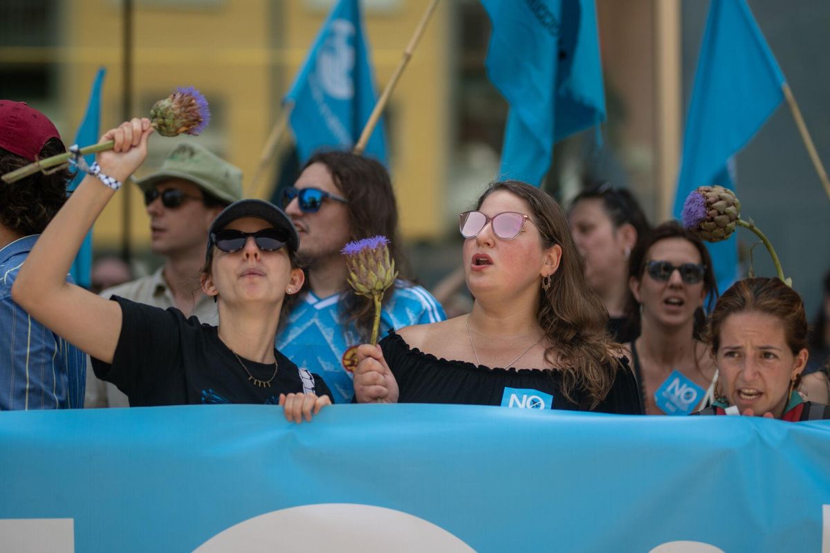 Varias personas durante una concentración contra la ampliación del Aeropuerto Josep Tarradellas Barcelona-El Prat?, a 14 de junio de 2025, en El Prat de Llobregat, Barcelona, Catalunya (España). El objetivo de la protesta, convocada por la plataforma Ni un pam de Terra, es mostrar el rechazo ciudadano al proyecto de ampliación de la tercera pista del aeropuerto que, según los convocantes, tendrá un grave impacto ambiental y social sobre espacios protegidos como La Ricarda y el Remolar, en el delta del Llobregat. 14 JUNIO 2025;AEROPUERTO;MANIFESTACIÓN;AMPLIACIÓN;PROTESTA Lorena Sopêna / Europa Press 14/06/2025. Lorena Sopêna;