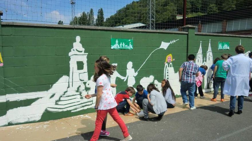 Un grupo de escolares, junto al mural.