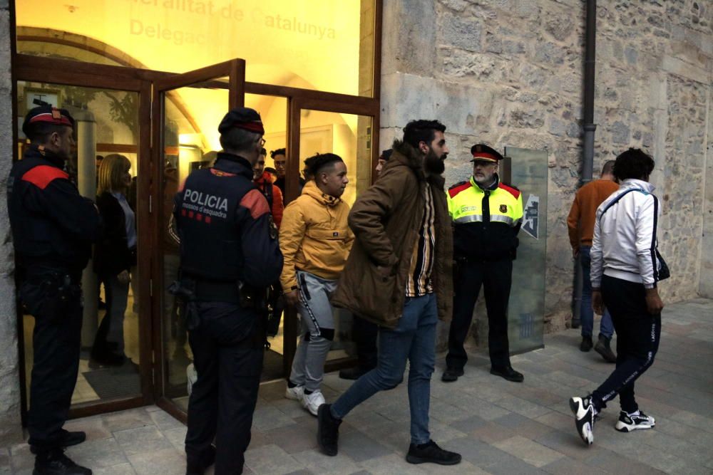 Joves d'un centre de primera acollida de Sant Gregori protesten arran d'una expulsió