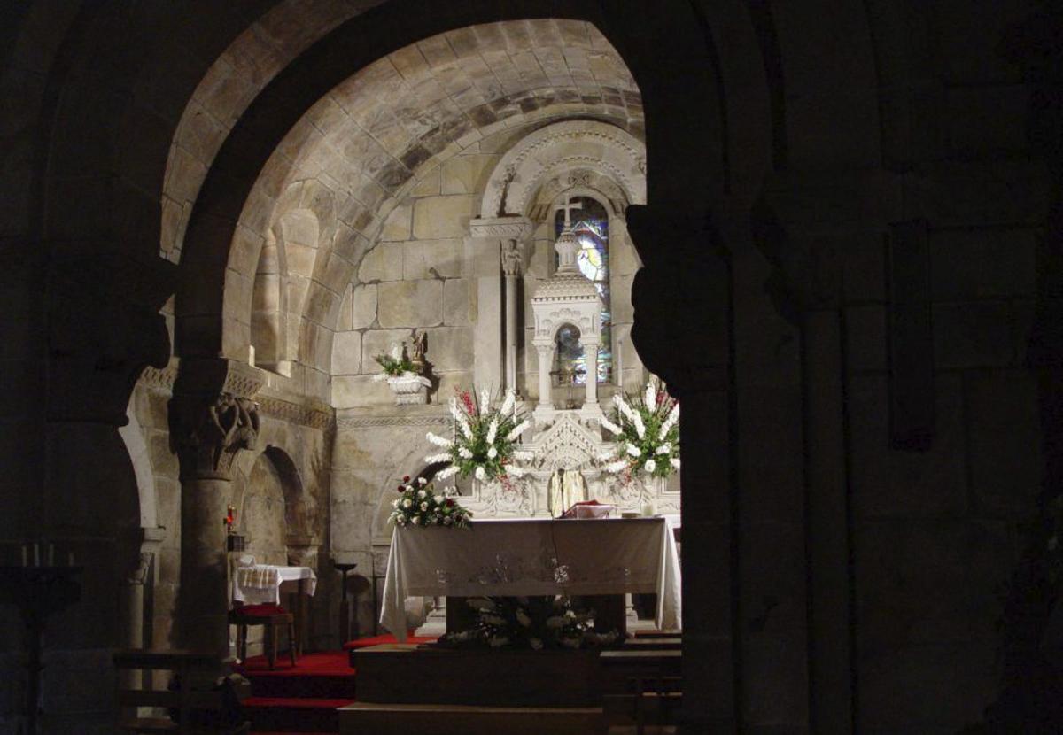 Vista da capela maior da igrexa de São Cristóvão de Rio Mau.