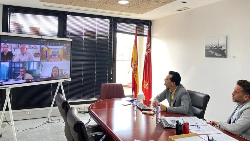 El consejero de Fomento, José Manuel Pancorbo, y el director general de Litoral y Puertos, Pablo Marín, durante la reunión.