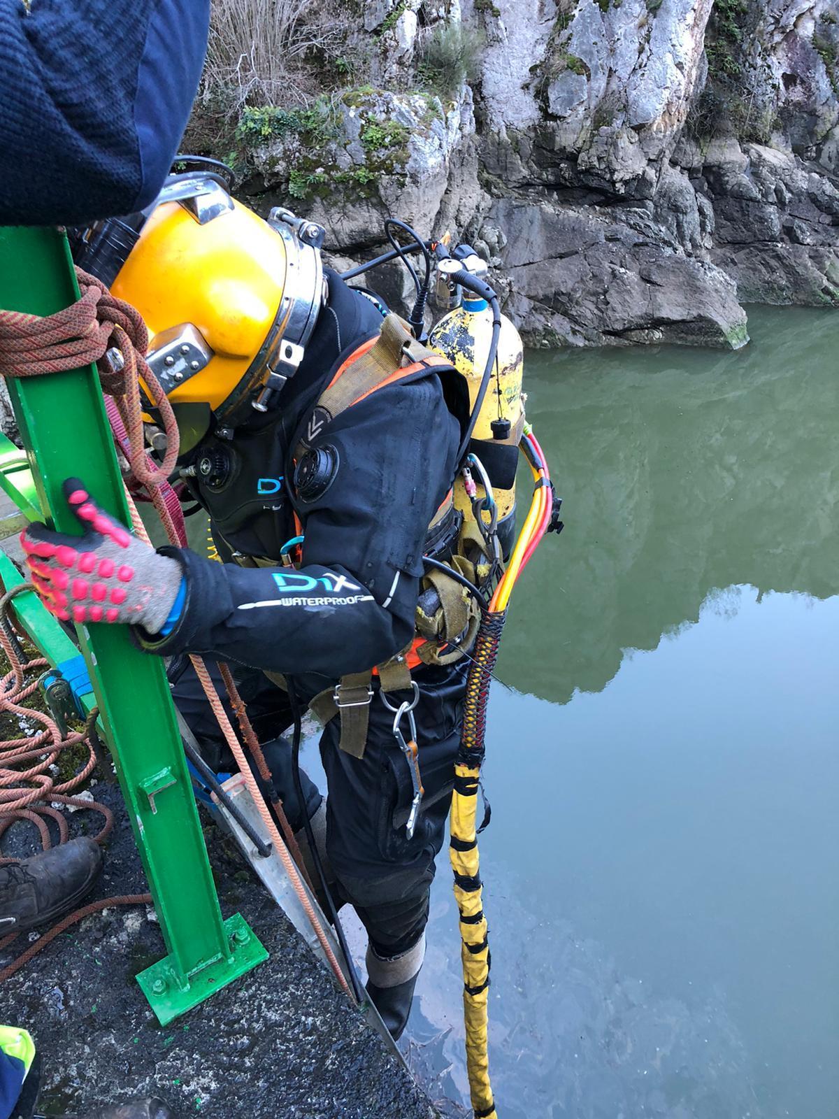 Uno de los buzos que participaron en los trabajos.