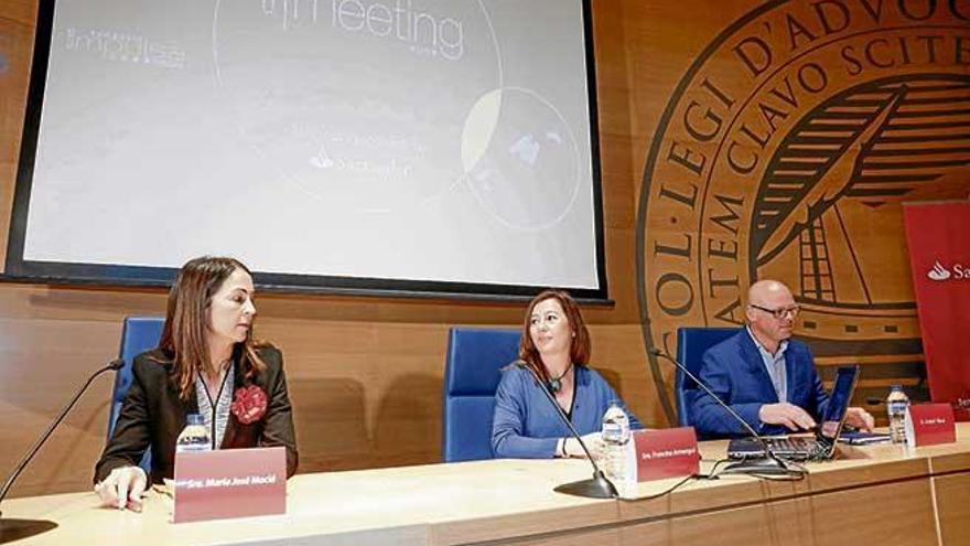 María José Maciá, del Santander, Armengol y el director de Impulsa Balears, Antoni Riera, ayer.