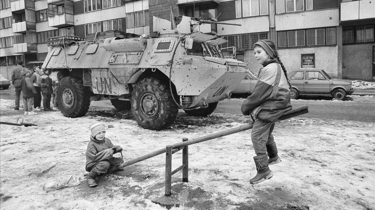 DOCUMENTAL ALBUM DE POSGUERRA sobre el reencuentro entre Gervasio Sanchez y los ninos que fotografio durante la guerra de Bosnia Sarajevo PIE DE FOTO One of the pictures  Gervasio Sanchez took during the siege of Sarajevo  Selma und Alma in 1993 playing in front of a UN-tank FOTO GERVASIO SANCHEZ