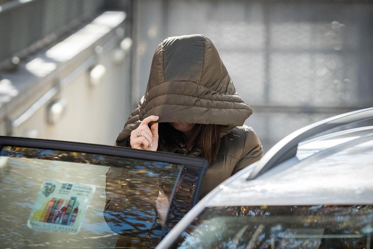 La exmilitante socialista Leire Díez a su salida de la Audiencia Nacional, a 13 de diciembre de 2025, en Madrid (España). El juez central de Instrucción número 6 de la Audiencia Nacional, Antonio Piña, ha dejado en libertad provisional con medidas cautela