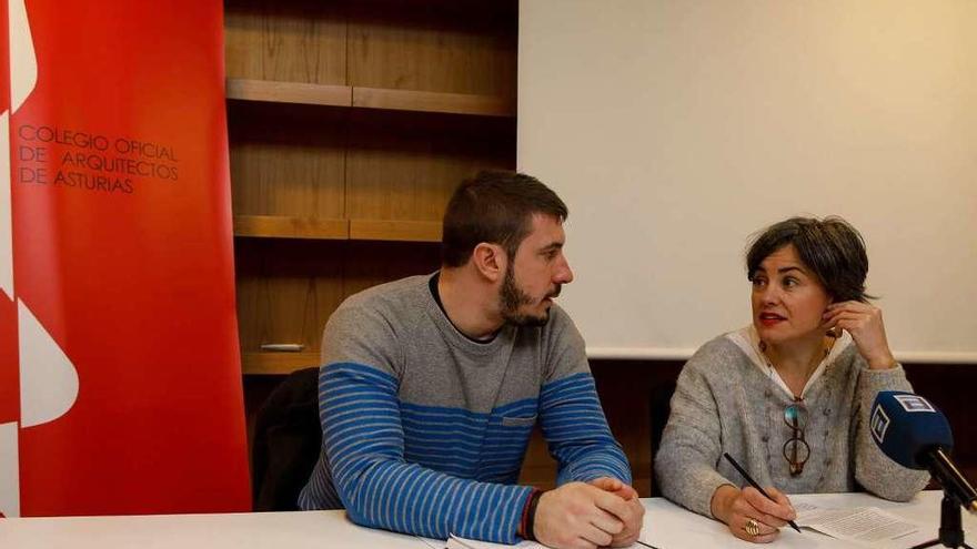 Adrián Arias conversa con Sonia Puente en la sede del Colegio de Arquitectos.