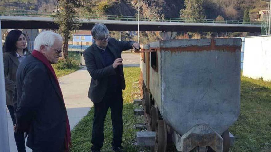 Juan Grela muestra al Padre Ángel una de las vagonetas que se usarán en el proyecto solidario que impulsan.