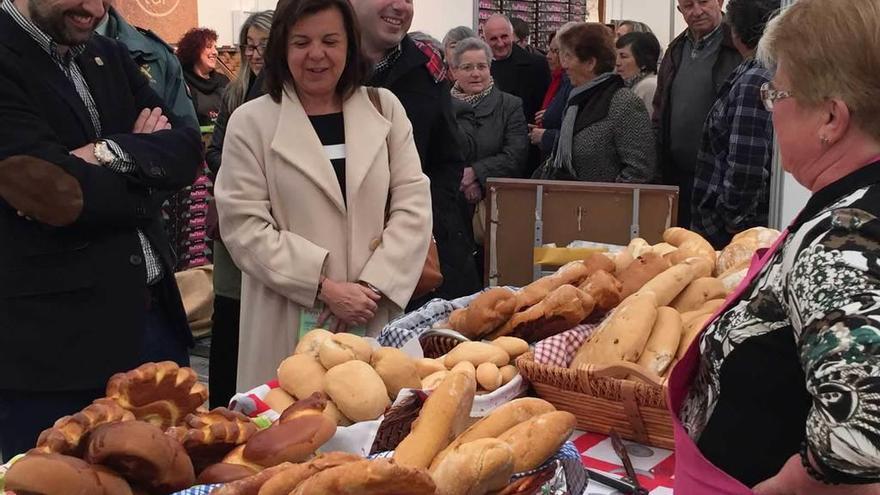 El alcalde praviano, David Álvarez, y la consejera de Agroganadería, María Jesús Álvarez, ayer, en uno de los puestos de la feria.