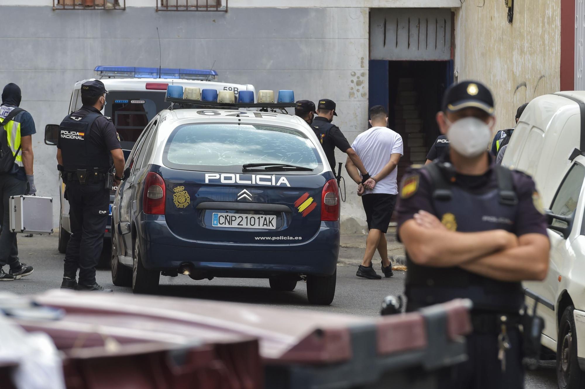 Intervenciones policiales en las calles Andamana y Sanzofé en La Isleta para erradicar puntos de venta de droga (26/08/2021)