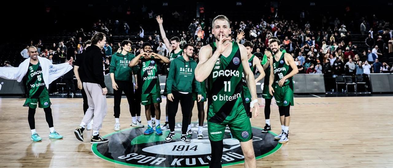 Los jugadores del Darussafaka, con McCollough en primer plano, celebran su pase al 'Round of 16'