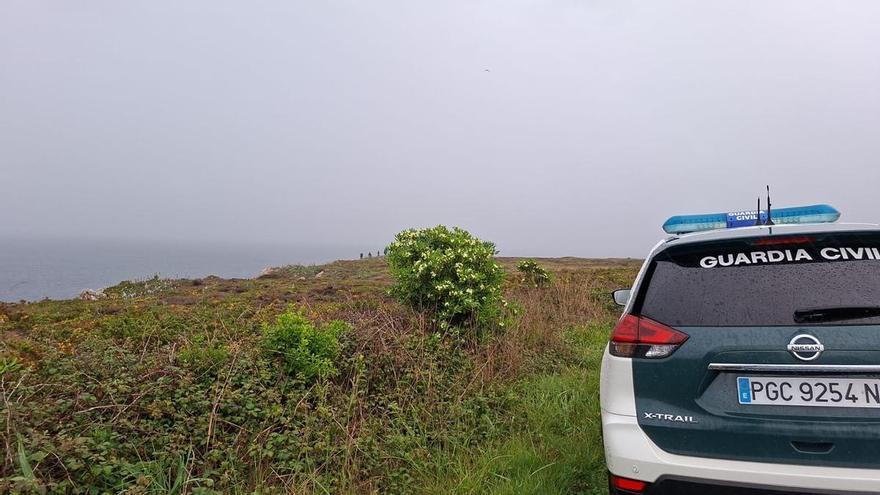 Buscan una embarcación pesquera en la costa de El Franco