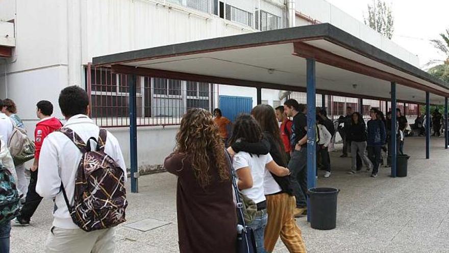 Alumnos de un instituto de Alicante entrando a clase en una imagen reciente