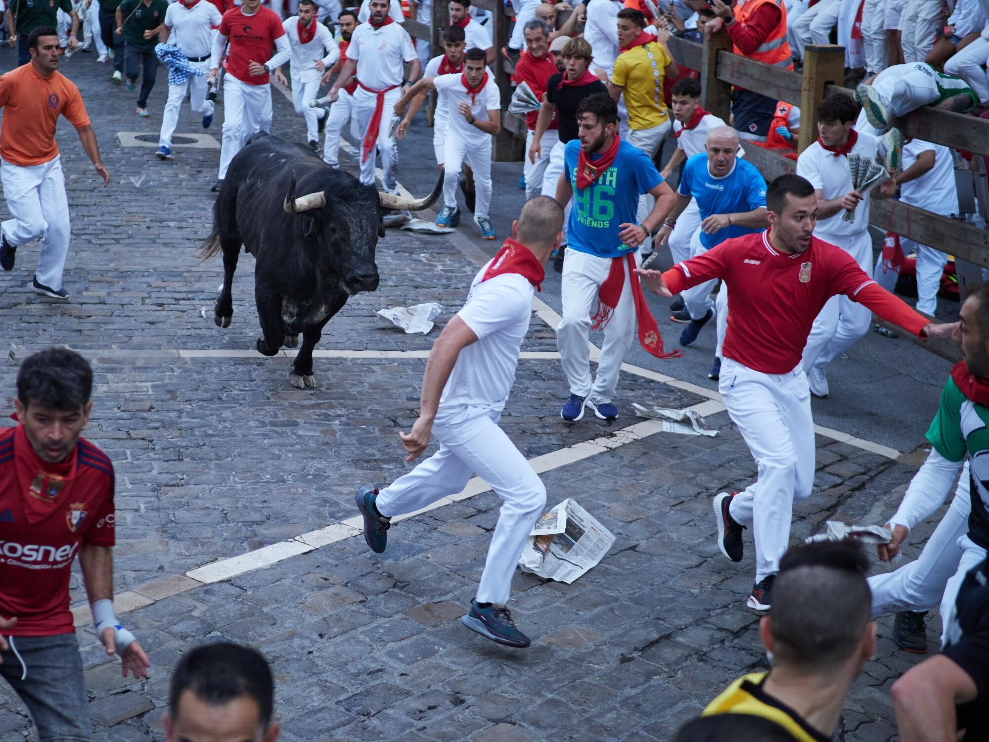 Imatges del segon encierro dels Sanfermines 2025