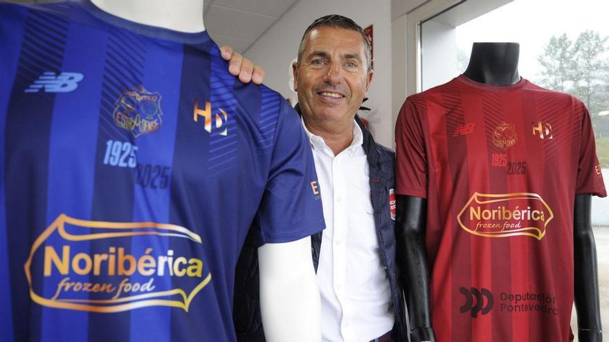 El presidente del Estradense posa con las camisetas del centenario. | Bernabé