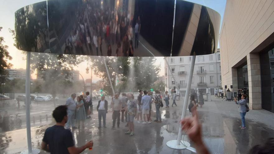 La instalación Bajo la nube de verano de Aranea, ayer tras su inauguración en la explanada del IVAM.