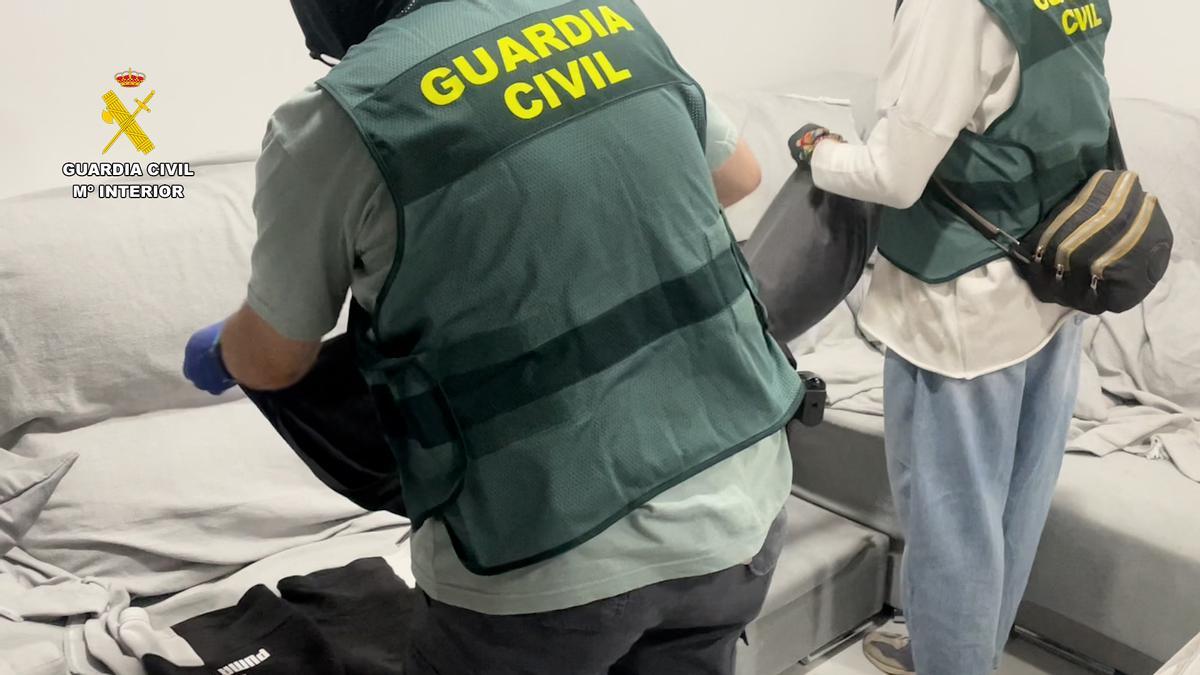 Encontraron decenas de armas blancas.
