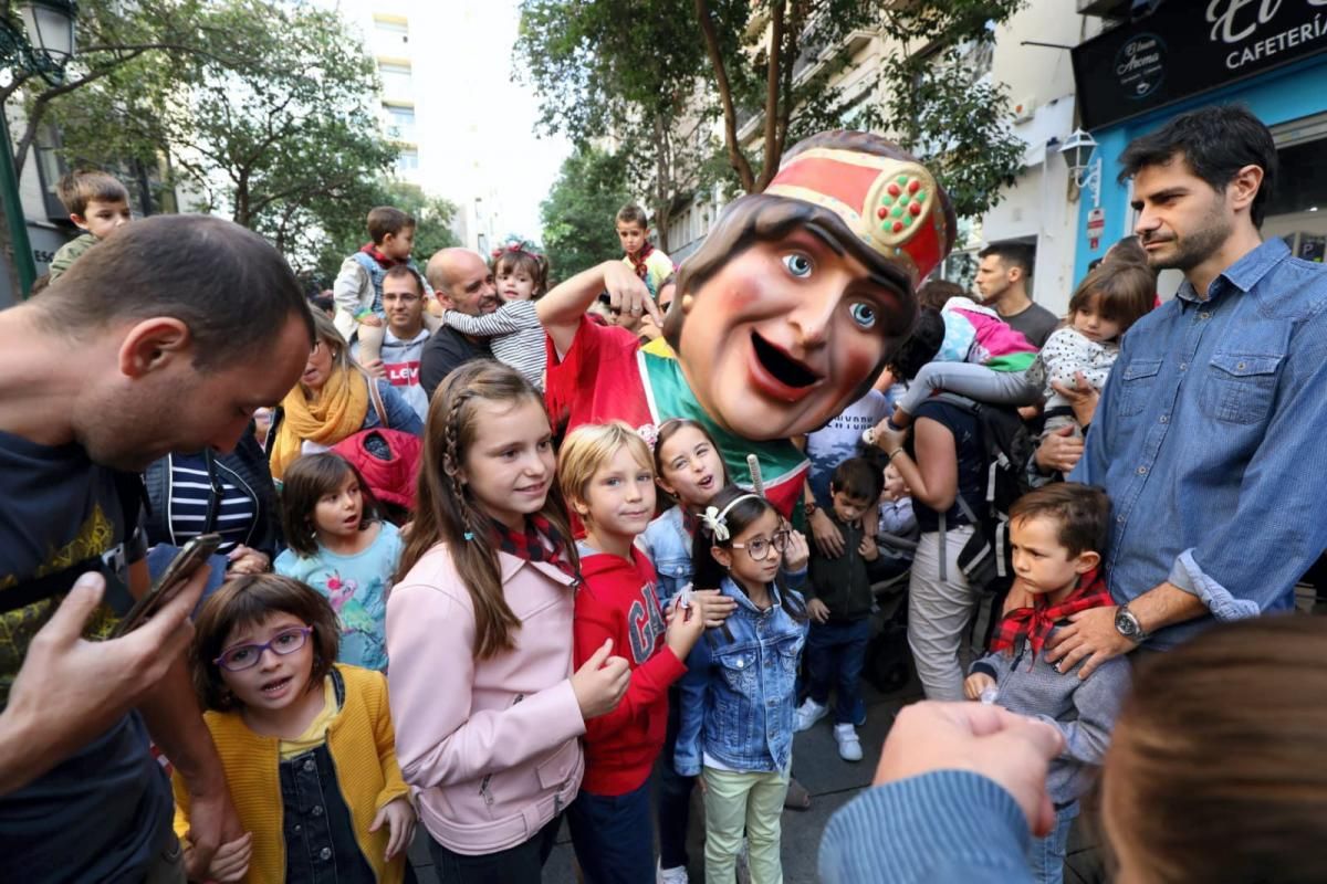 Comparsa de gigantes y cabezudos en el centro de Zaragoza