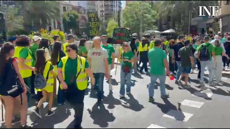 Marchas hacia el IES Jorge Juan para comenzar la manifestación por la educación pública